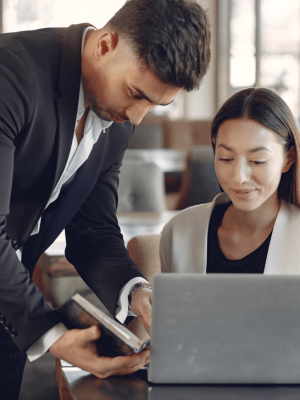 chứng nhận một người có ý định mở một cuốn sách và cho một người phụ nữ xem một số tài liệu trên máy tính xách tay